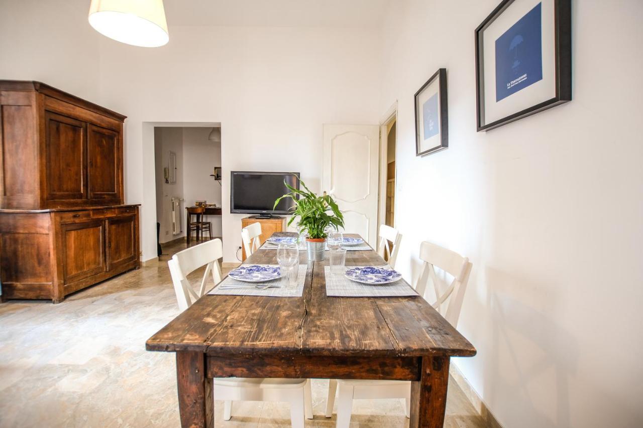 Spacious Apartment With Big Terrace At Colosseum 로마 외부 사진