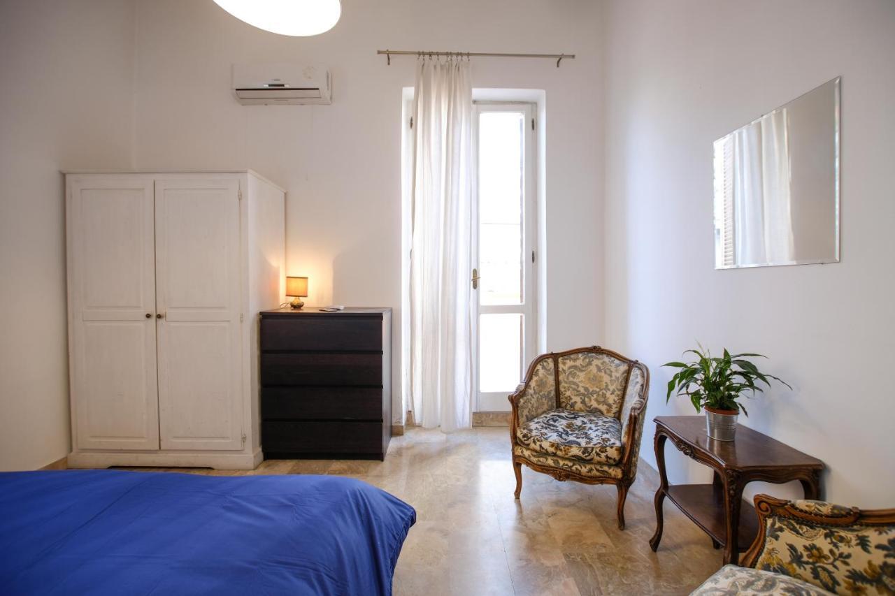 Spacious Apartment With Big Terrace At Colosseum 로마 외부 사진