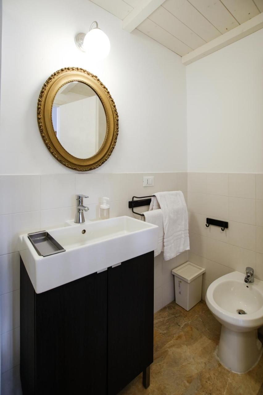 Spacious Apartment With Big Terrace At Colosseum 로마 외부 사진