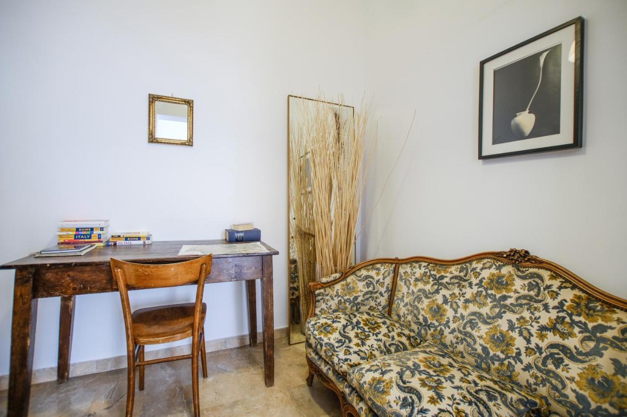 Spacious Apartment With Big Terrace At Colosseum 로마 외부 사진