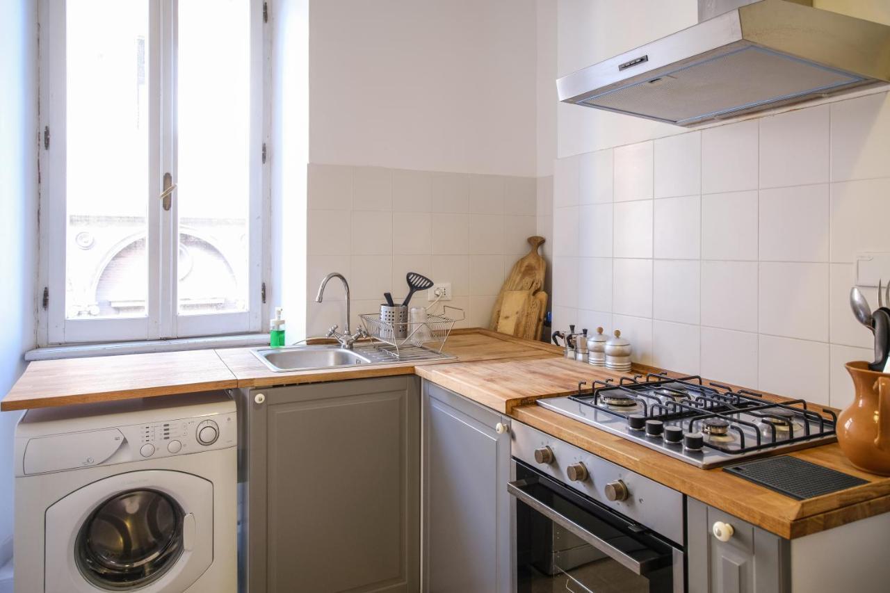 Spacious Apartment With Big Terrace At Colosseum 로마 외부 사진