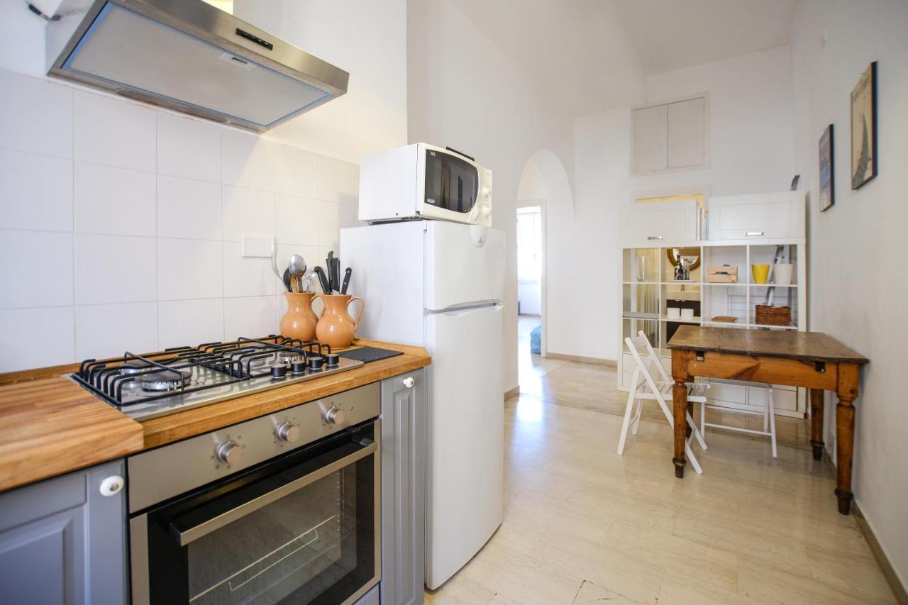 Spacious Apartment With Big Terrace At Colosseum 로마 외부 사진